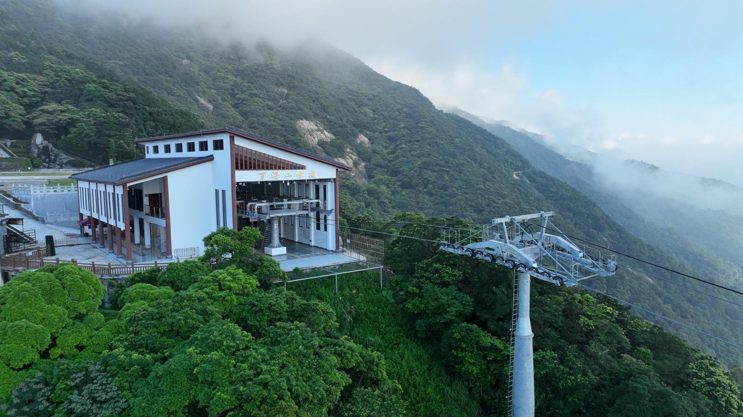 广东罗浮山朱明洞景区脱挂索道 长度：1465米，高差：466米 运量1768人小时 速度6.0米秒(1).jpg