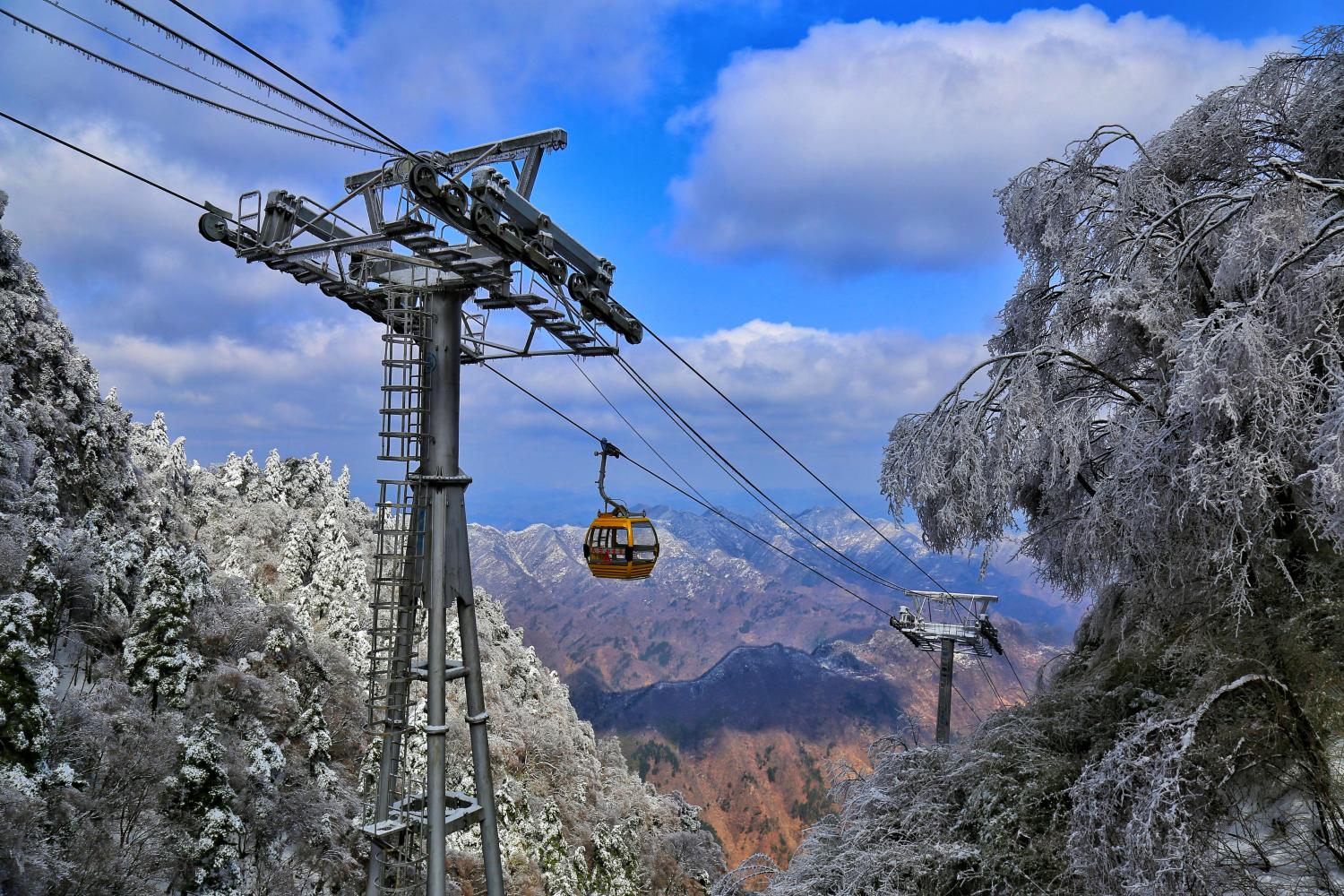 天竺山脱挂索道+张书兴+陕西鸿瑞旅游发展有限公司+春雪晴蓝-登山一号+长度：1750米，高差：827米.jpg